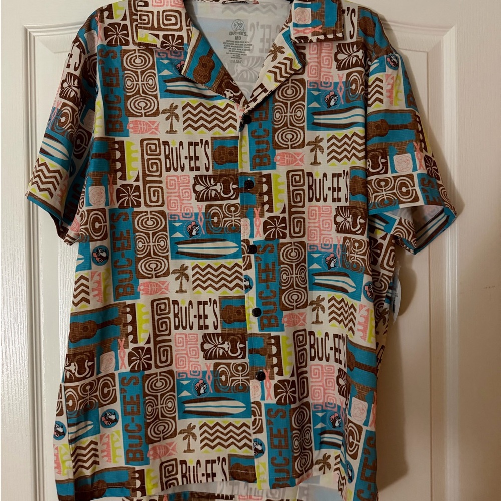 NWT Buc-ees Tiki Hawaiian Camp Shirt Size Medium